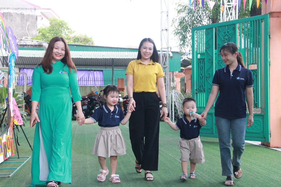 Cô giáo và phụ huynh đưa đón các cháu tới trường trong ngày khai giảng. (Ảnh: Vũ Long)