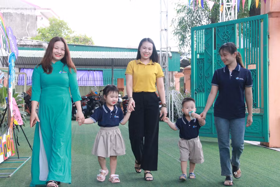 Cô giáo và phụ huynh đưa đón các cháu tới trường trong ngày khai giảng. (Ảnh: Vũ Long)