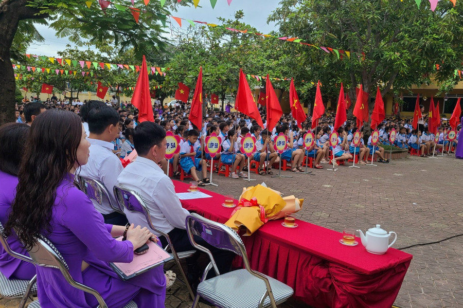 Thời tiết ở Hà Tĩnh trong sáng nay mát mẻ, thuận lợi cho việc tổ chức lễ khai giảng ngoài trời. Thời tiết ở Hà Tĩnh trong sáng nay mát mẻ, thuận lợi cho việc tổ chức lễ khai giảng ngoài trời.