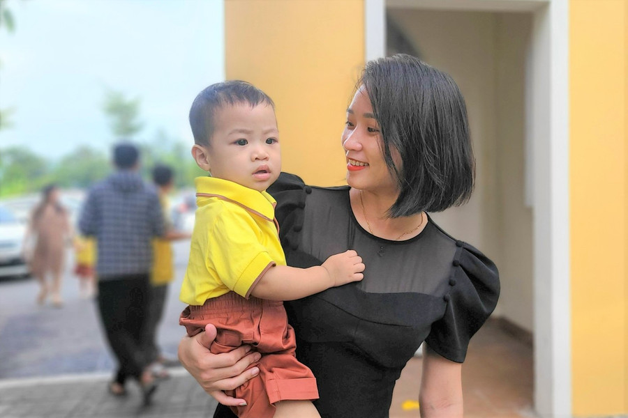 Phụ huynh đưa con đến trường sớm. Phụ huynh đưa con đến trường sớm.