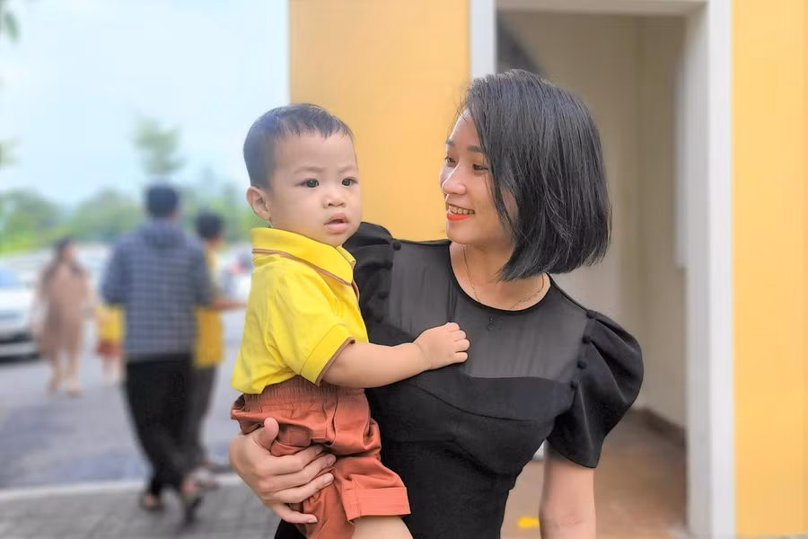 Phụ huynh đưa con đến trường sớm.