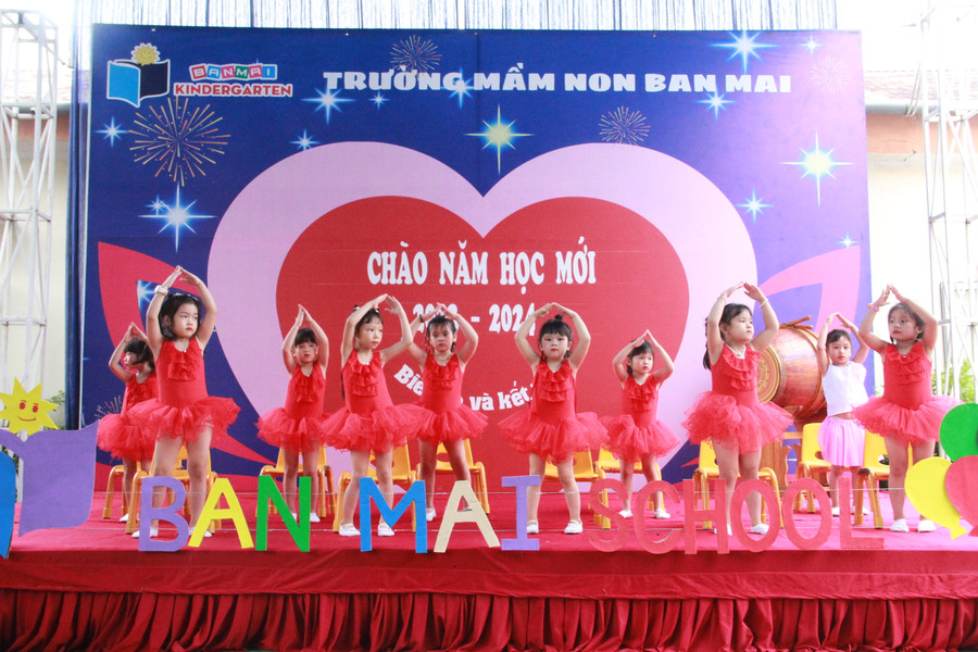 Tiết mục văn nghệ của các cháu lớp 5 tuổi....