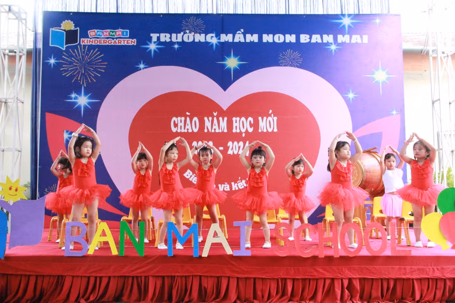 Tiết mục văn nghệ của các cháu lớp 5 tuổi....