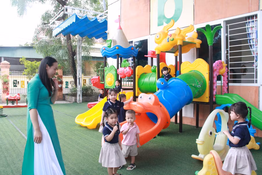 Để các trẻ cảm nhận được "Mỗi ngày đến trường là một ngày vui". (Ảnh: Vũ Long)