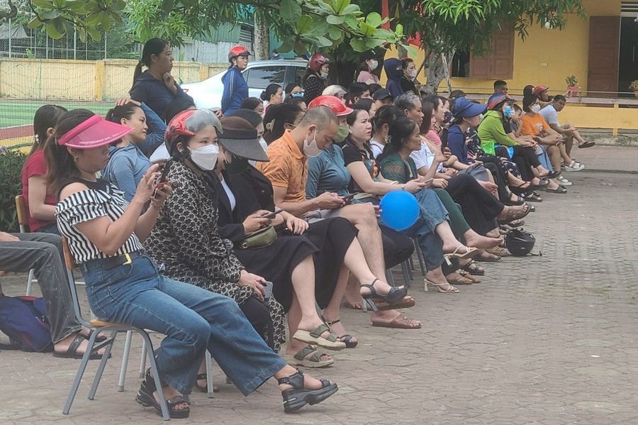 Nhiều phụ huynh ở lại dự lễ khai giảng cùng con. Nhiều phụ huynh ở lại dự lễ khai giảng cùng con.