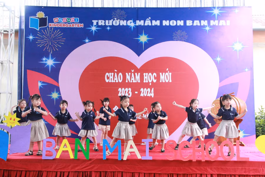 ...và các cháu nhóm lớp 4 tuổi. (Ảnh: Vũ Long)