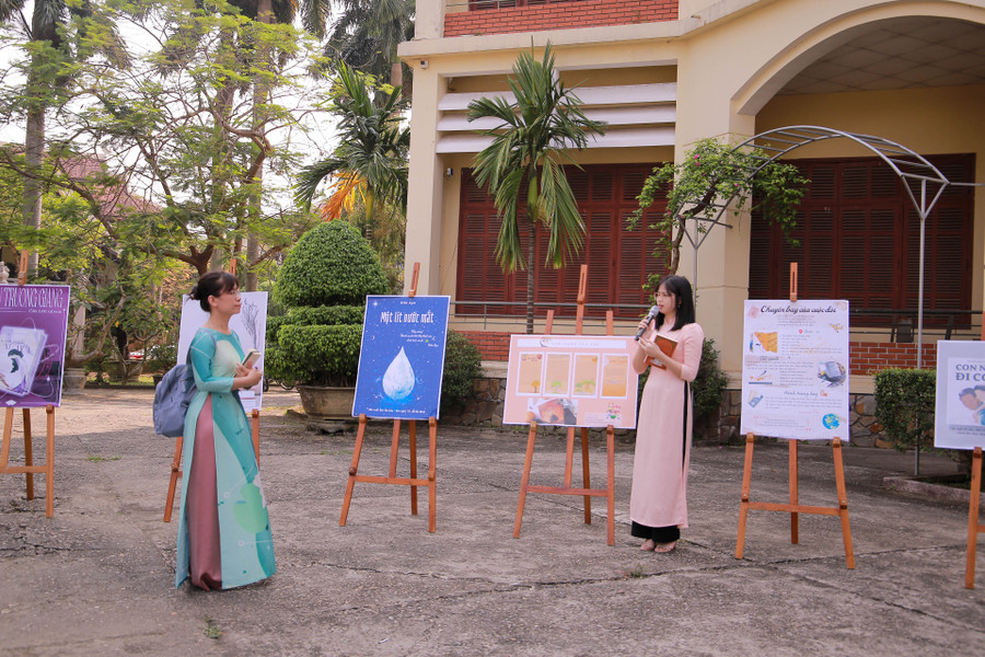 Các sinh viên của Đại học Huế đang trình bày cho Ban Giám khảo về tác phẩm dự thi của mình tại cuộc thi Thiết kế ấn phẩm về Sách với chủ đề “Sách thay đổi cuộc đời”.