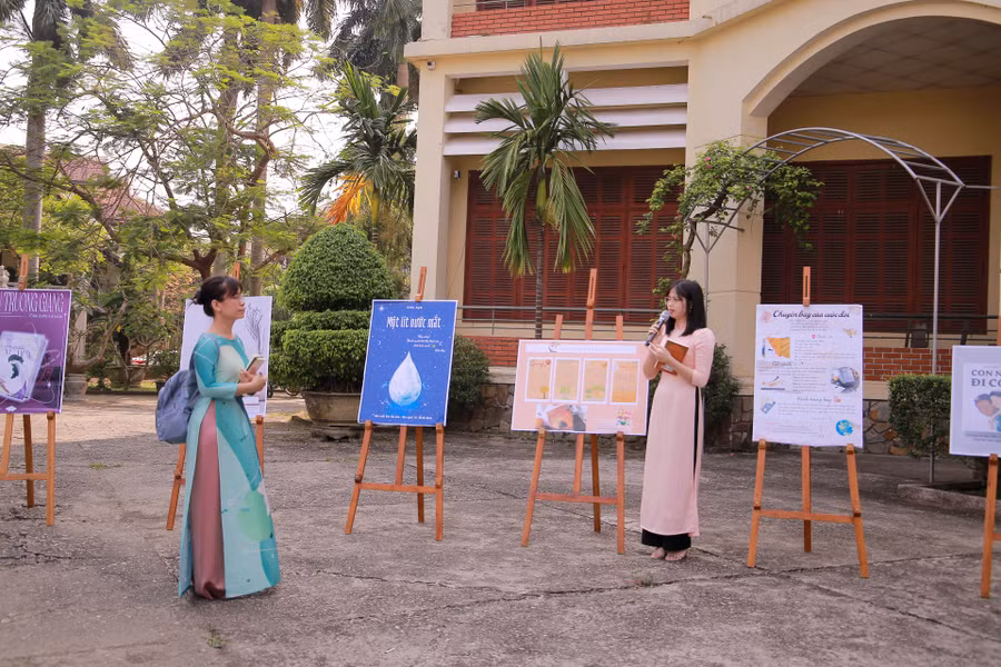 Các sinh viên của Đại học Huế đang trình bày cho Ban Giám khảo về tác phẩm dự thi của mình tại cuộc thi Thiết kế ấn phẩm về Sách với chủ đề “Sách thay đổi cuộc đời”.