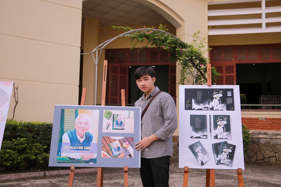 Sinh viên Lê Anh Lâm – Trường Đại học Nghệ thuật, Đại học Huế với tác phẩm tranh vẽ Đại tướng Võ Nguyên Giáp tại cuộc thi (Ảnh: Hoàng Hải).