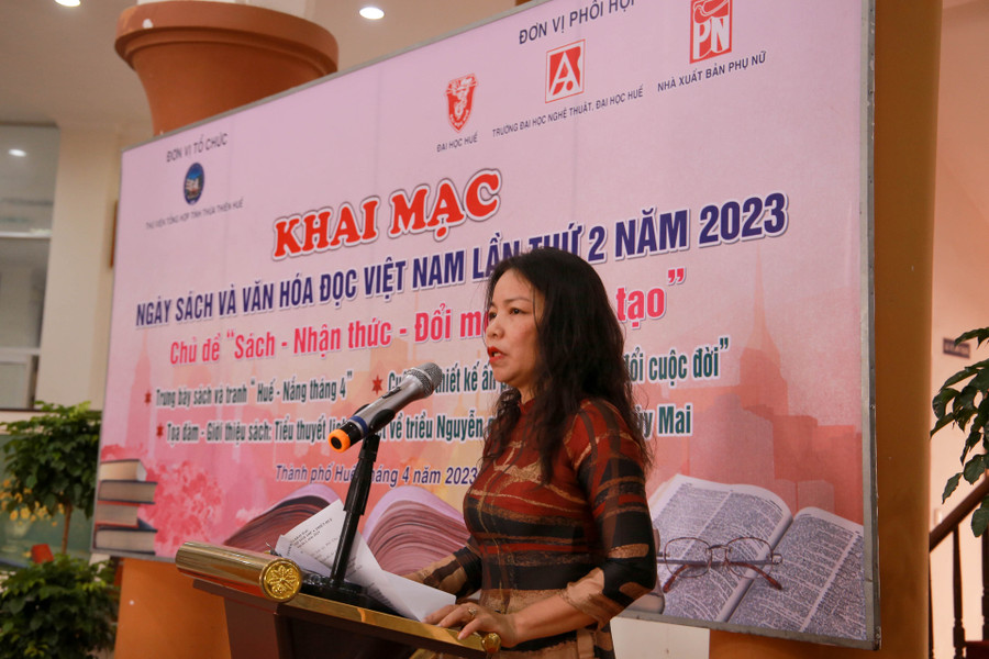 Bà Hoàng Thị Kim Oanh – Giám đốc Thư viện Tổng hợp tỉnh Thừa Thiên - Huế phát biểu tại lễ khai mạc.