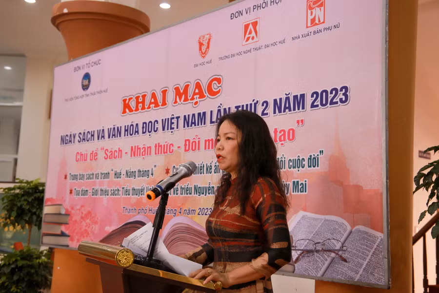 Bà Hoàng Thị Kim Oanh – Giám đốc Thư viện Tổng hợp tỉnh Thừa Thiên - Huế phát biểu tại lễ khai mạc.