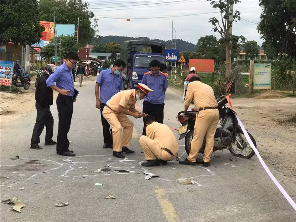 Một vụ tai nạn xe mang biển AA xảy ra trên địa bàn TP Điện Biên Phủ.