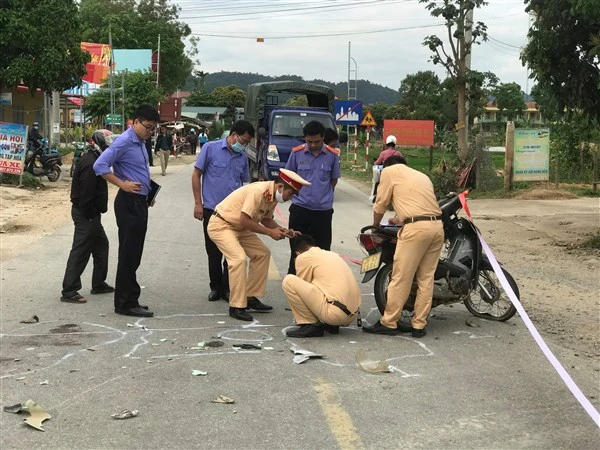 Một vụ tai nạn xe mang biển AA xảy ra trên địa bàn TP Điện Biên Phủ.