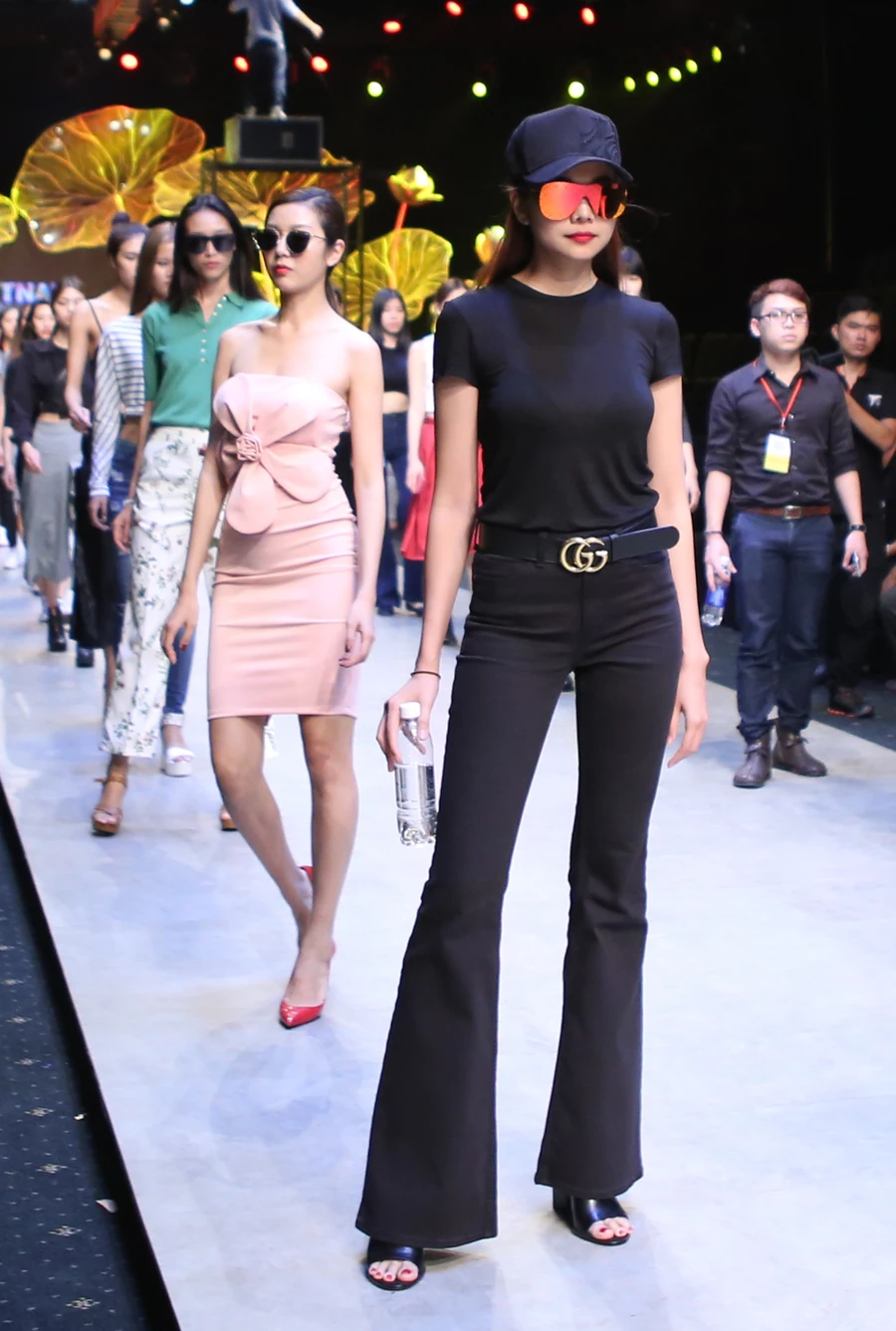 Thanh Hằng diện "cây đen" sành điệu tập catwalk