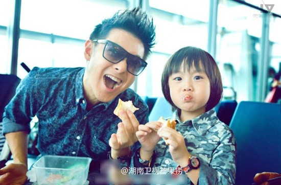 Cát xê cao ngất ngưởng của cậu ấm, cô chiêu nhỏ tuổi nhà Sao ảnh 4 Lâm Chí Dĩnh và con trai