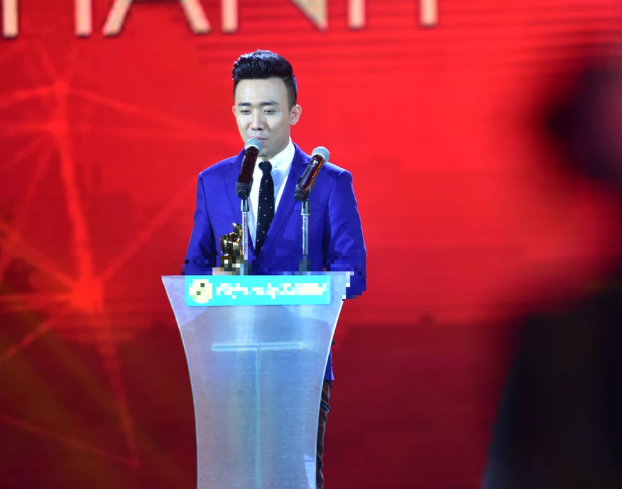 Trấn Thành nhận 2 giải thưởng HTV Awards 2016