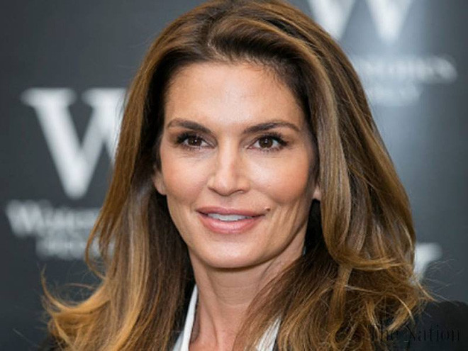 Nốt ruồi vô duyên làm nên thương hiệu của siêu mẫu đình đám ảnh 10 Cindy Crawford năm 2008.