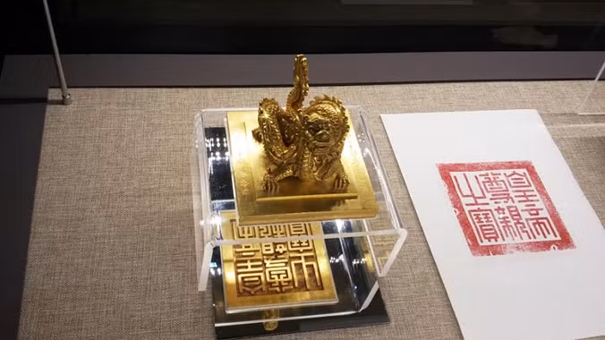 Sững sờ trước bảo vật kim ấn, sách vàng triều Nguyễn