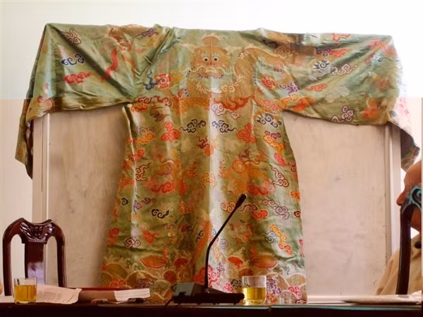 Chiếc áo vua ban cho Tam nguyên Vũ Phạm Hàm.