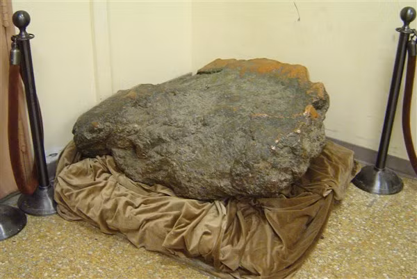 Tảng đồng Ontonagon, trưng bày ở Bảo tàng Lịch sử Tự nhiên Smithsonian (Hoa Kỳ), năm 2011. 