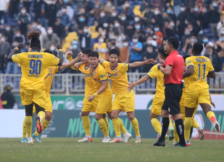 Ngọc Hải và các đồng đội ăn mừng bàn mở tỷ số vào lưới Bình Định.