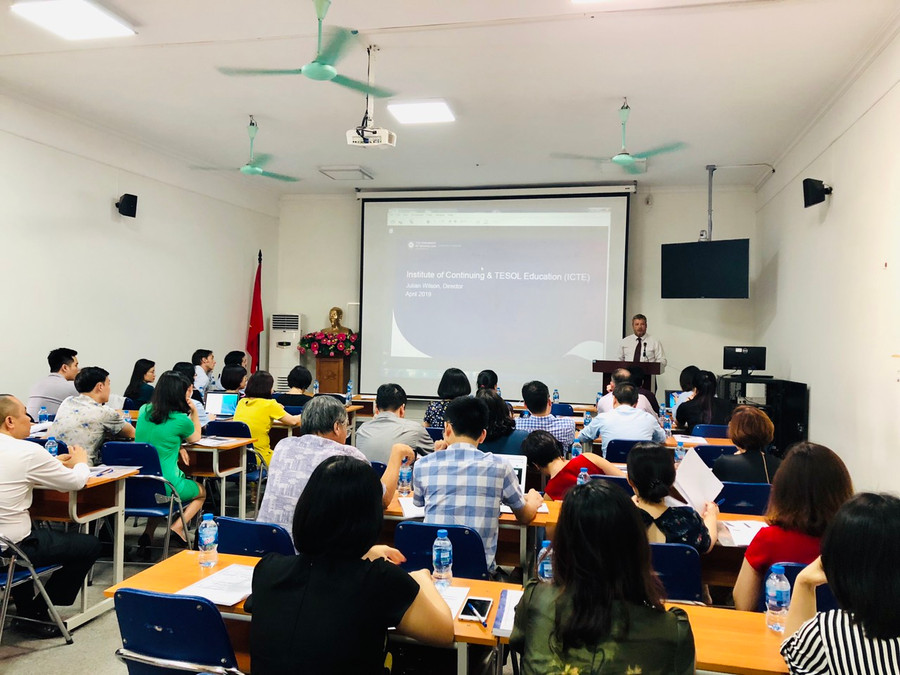 Ông Julian Wilson - Giám đốc viện Anh ngữ và giảng dạy chuyên môn, đại học Queensland. Ông Julian Wilson - Giám đốc viện Anh ngữ và giảng dạy chuyên môn, đại học Queensland.