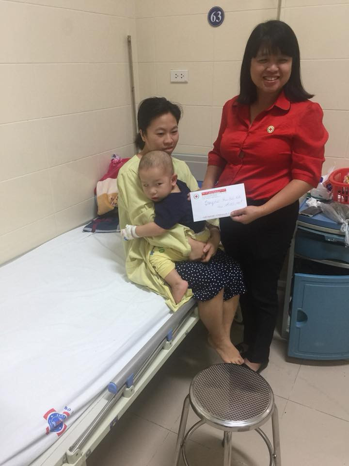 Trao quà cho bệnh nhi. Trao quà cho bệnh nhi.