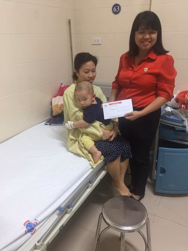 Trao quà cho bệnh nhi.