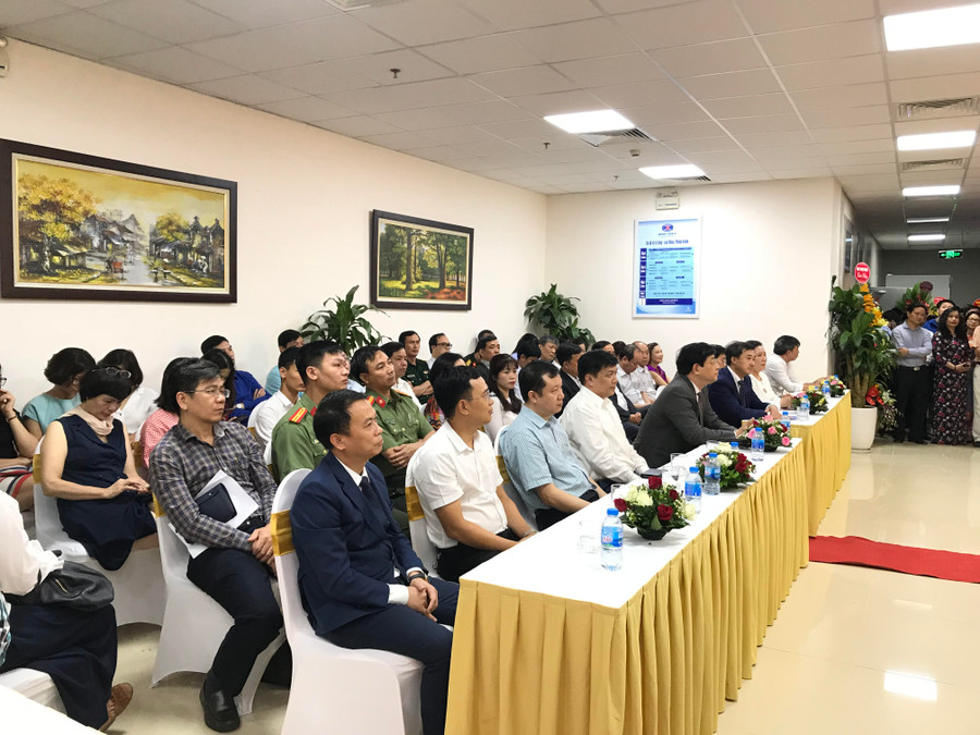 Khách mời tham dự buổi lễ khai trương.