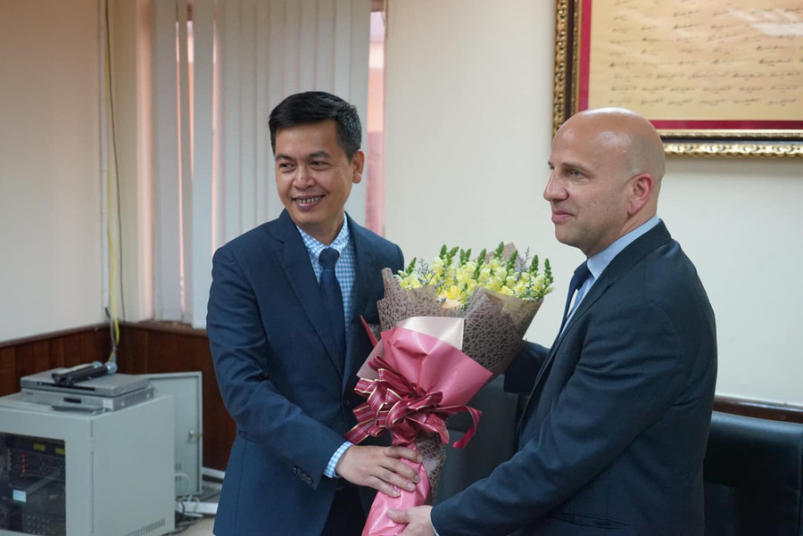 Cục trưởng Cục Văn thư lưu trữ Nhà nước Đặng Thanh Tùng tặng hoa chúc mừng tác giả Ivan Cadeau Cục trưởng Cục Văn thư lưu trữ Nhà nước Đặng Thanh Tùng tặng hoa chúc mừng tác giả Ivan Cadeau