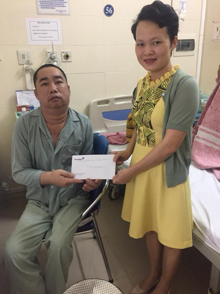 Trao quà cho bệnh nhân Triệu Văn Năm. Trao quà cho bệnh nhân Triệu Văn Năm.