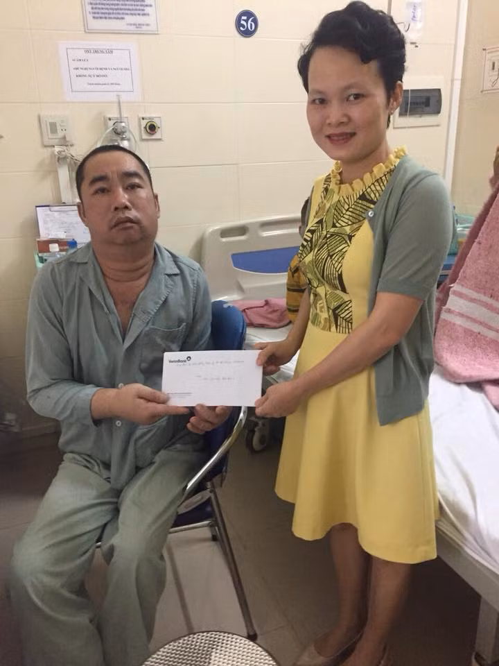 Trao quà cho bệnh nhân Triệu Văn Năm.