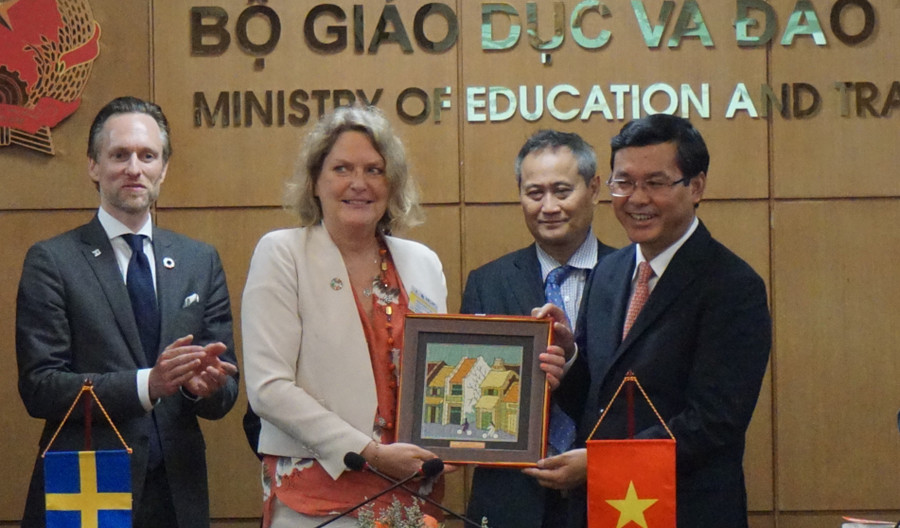 Thứ trưởng Bộ GD&ĐT Nguyễn Văn Phúc trao quà lưu niệm cho đại diện phái đoàn Thụy Điển Thứ trưởng Bộ GD&ĐT Nguyễn Văn Phúc trao quà lưu niệm cho đại diện phái đoàn Thụy Điển