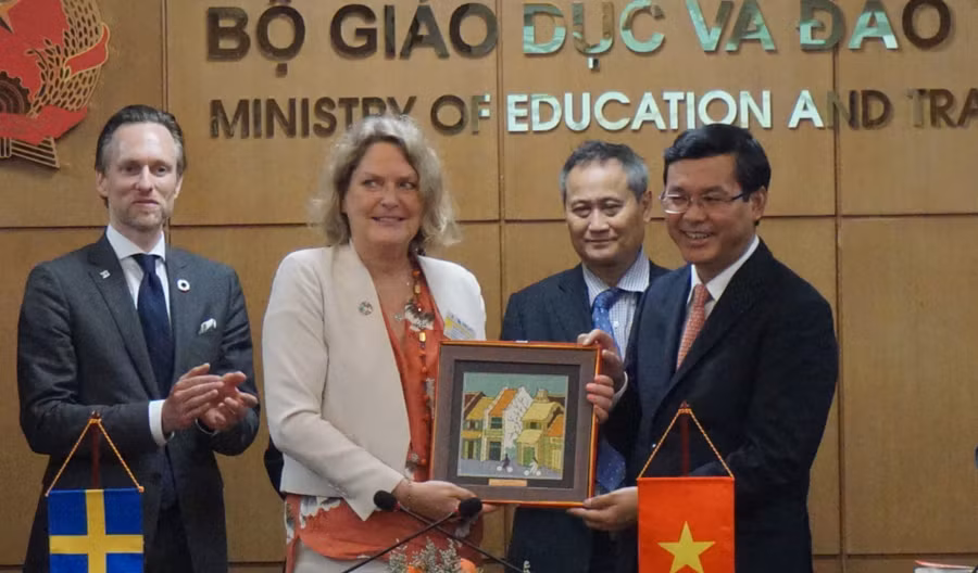 Thứ trưởng Bộ GD&ĐT Nguyễn Văn Phúc trao quà lưu niệm cho đại diện phái đoàn Thụy Điển