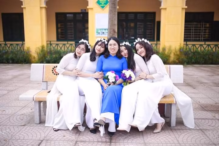 Cô giáo Bùi Quế Anh cùng học trò