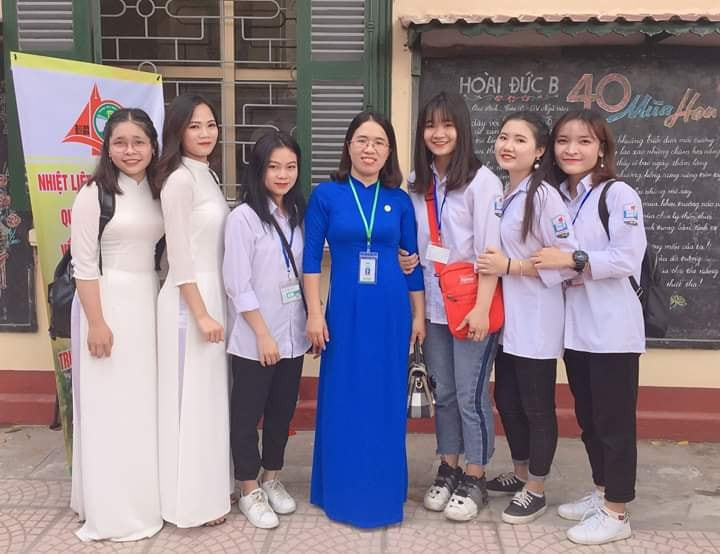 Cô giáo Bùi Quế Anh cùng học trò Cô giáo Bùi Quế Anh cùng học trò