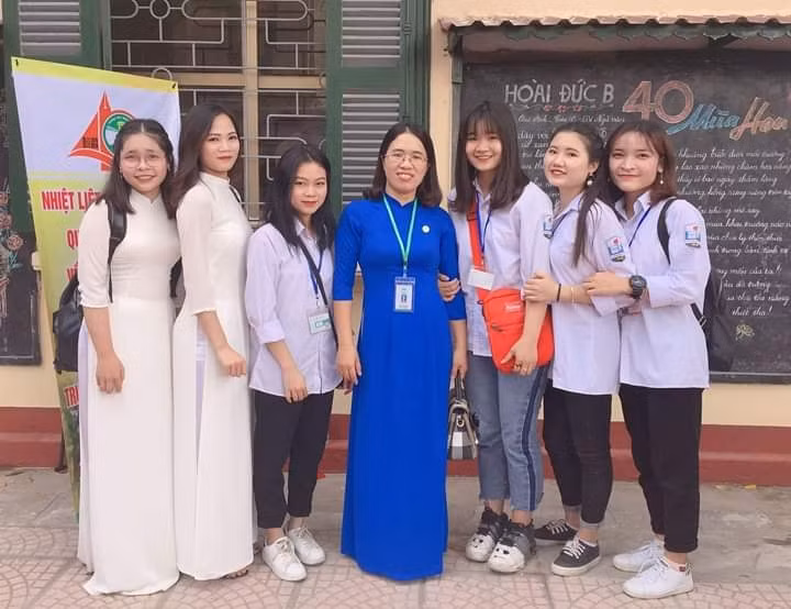 Cô giáo Bùi Quế Anh cùng học trò Cô giáo Bùi Quế Anh cùng học trò