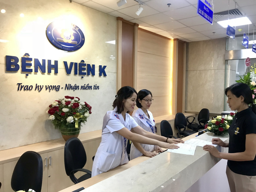 Người dân đầu tiên đến khám chữa bệnh
