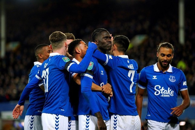 Được trả lại 4 điểm khiến Everton sáng của trụ hạng thành công.