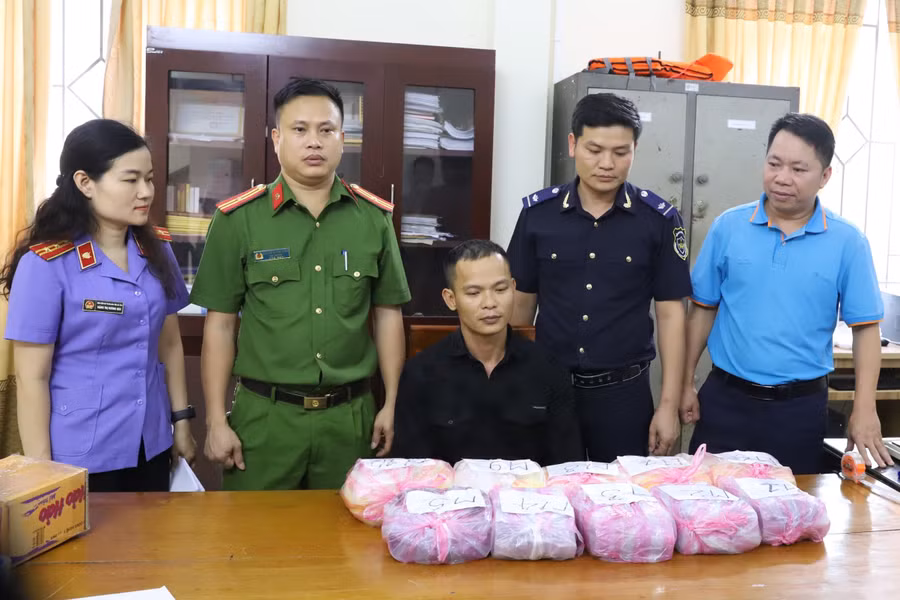 Đối tượng Nguyễn Thành Luân cùng tang vật tại cơ quan điều tra. (Ảnh: Công an Hà Tĩnh).