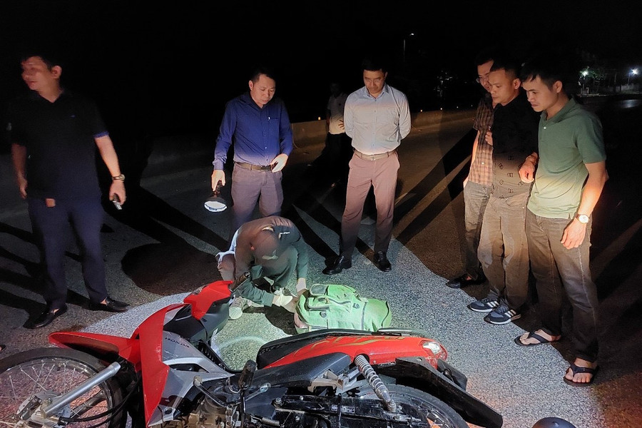 Thượng tá Nguyễn Hồng Phong - Giám đốc Công an tỉnh Hà Tĩnh (đứng thứ 3 từ trái qua) trực tiếp chỉ đạo bắt giữ đối tượng tại hiện trường. (Ảnh: Công an Hà Tĩnh). Thượng tá Nguyễn Hồng Phong - Giám đốc Công an tỉnh Hà Tĩnh (đứng thứ 3 từ trái qua) trực tiếp chỉ đạo bắt giữ đối tượng tại hiện trường. (Ảnh: Công an Hà Tĩnh).