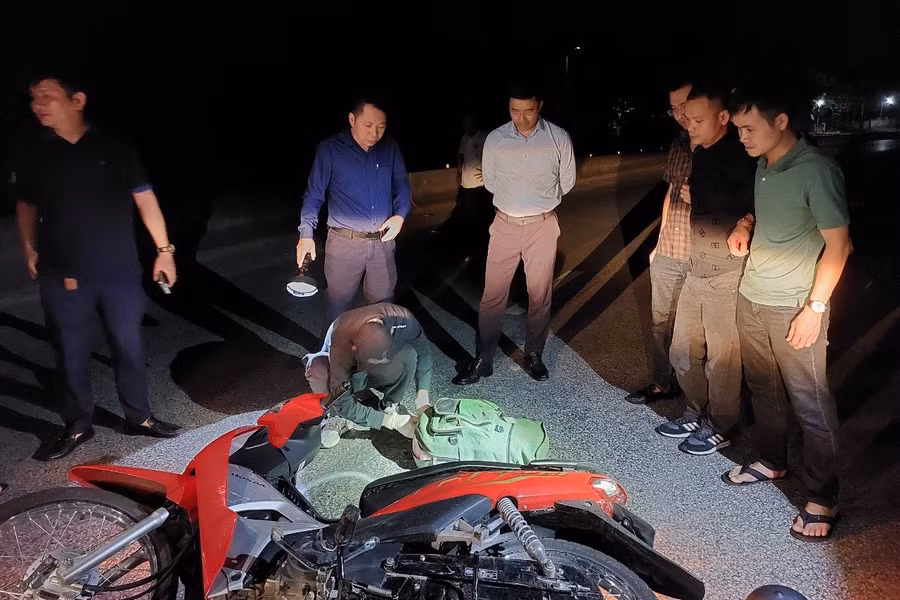 Thượng tá Nguyễn Hồng Phong - Giám đốc Công an tỉnh Hà Tĩnh (đứng thứ 3 từ trái qua) trực tiếp chỉ đạo bắt giữ đối tượng tại hiện trường. (Ảnh: Công an Hà Tĩnh).