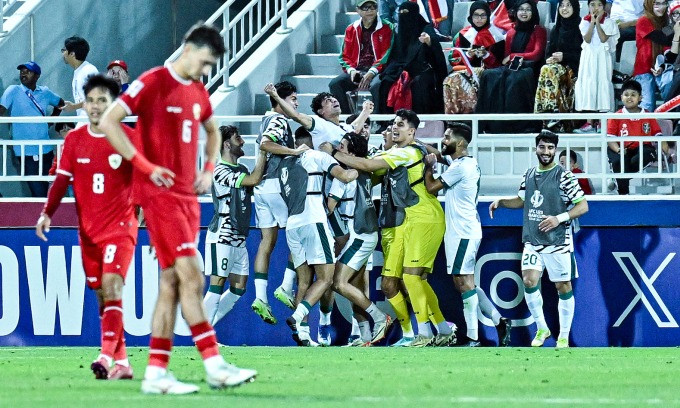 Cầu thủ Indonesia thất vọng khi Ali Jasim ghi bàn ấn định thắng lợi 2-1 cho Iraq ở trận tranh giải ba U23 châu Á 2024.