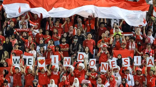 Cổ động viên Indonesia tiếp lửa cho thầy trò Shin Tae-yong ở trận tranh giải ba với Iraq tại U23 châu Á 2024.