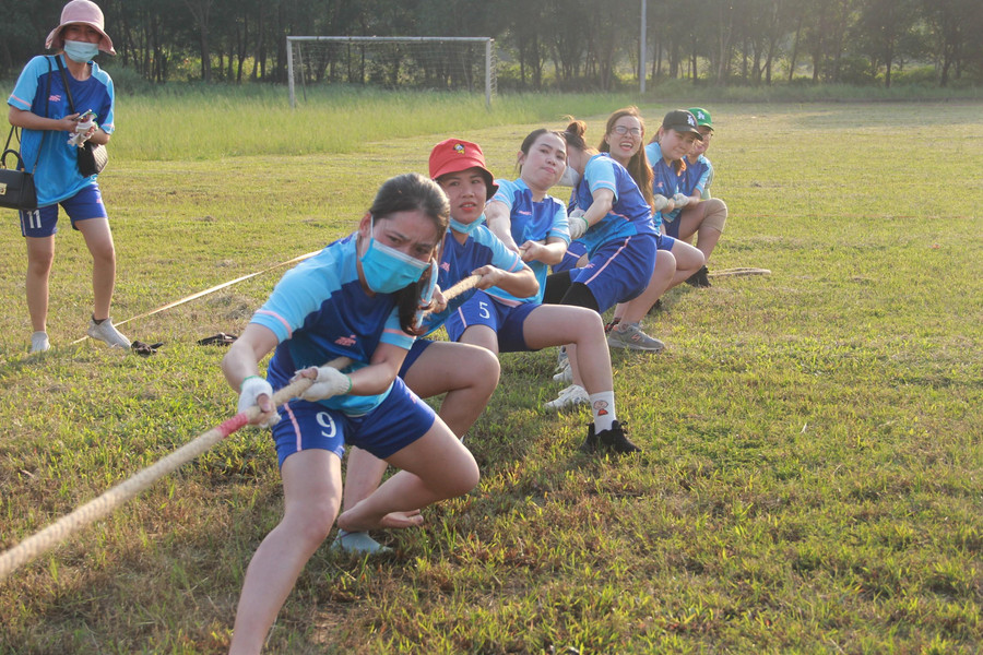 Cuộc thi kéo co có 14 đội tham gia đến từ công đoàn các bộ phận trong Công ty FHS.