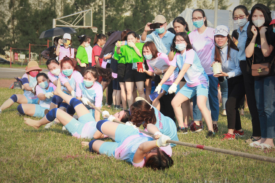 Mặc dù nhiều pha cả đội nằm nhào xuống đất nhưng các nữ đoàn viên vẫn không buông dây chịu thất bại.