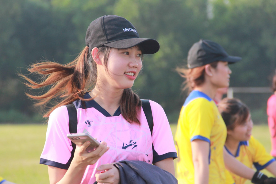 Nhiều nữ đoàn viên xinh đẹp của FHS hứng khởi tham gia cuộc thi.