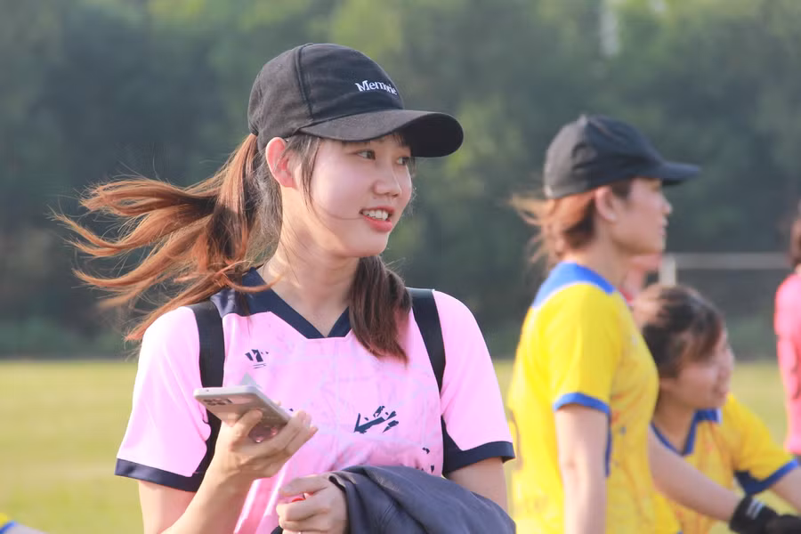 Nhiều nữ đoàn viên xinh đẹp của FHS hứng khởi tham gia cuộc thi.