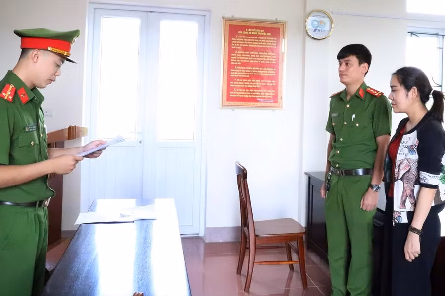 Cơ quan điều tra tống đạt lệnh khởi tố đối với Hoàng Thị Bình.