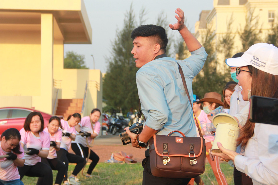 Ngoài vạch thi đấu, các cổ động viên cũng cháy hết mình.